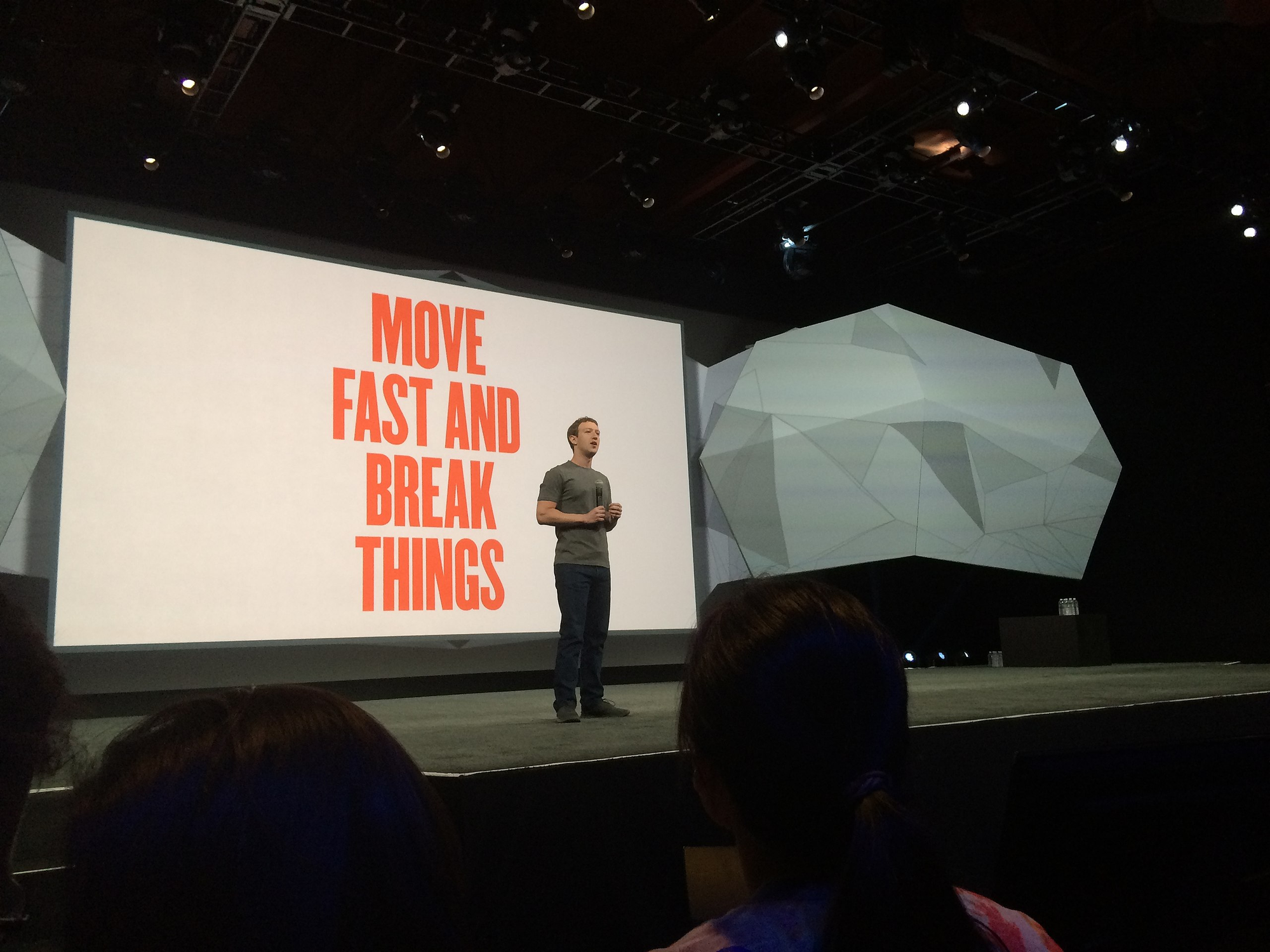 Mark Zuckerberg davanti la scritta "move fast and break things"