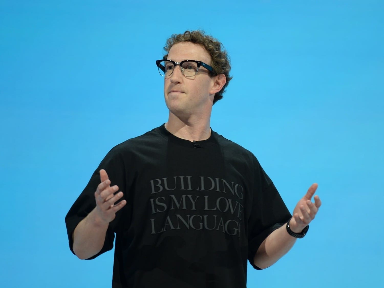 Mark Zuckerberg al Meta Connect 2026 con la maglietta “Building is my love language”.